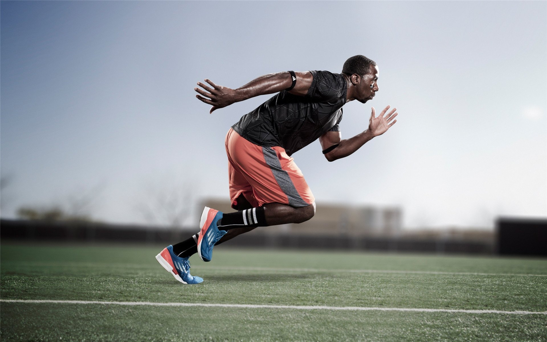 勇士球员在训练中挑战三分连中引发全队欢呼，勇士队三分命中率